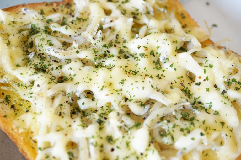 しらすのチーズトースト