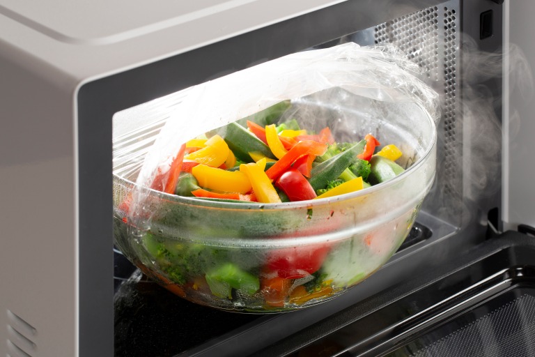 レンジを使った温野菜の調理シーン 蒸し野菜 温野菜のサラダ 