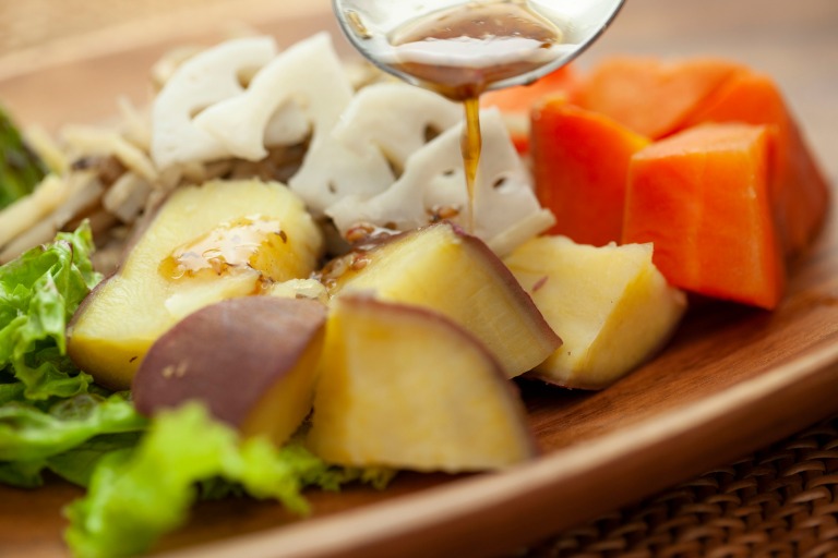 蒸し野菜 温野菜のサラダにドレッシングをかけるシーン