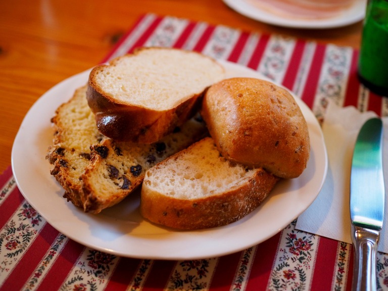 パンの盛り合わせ　飲食店