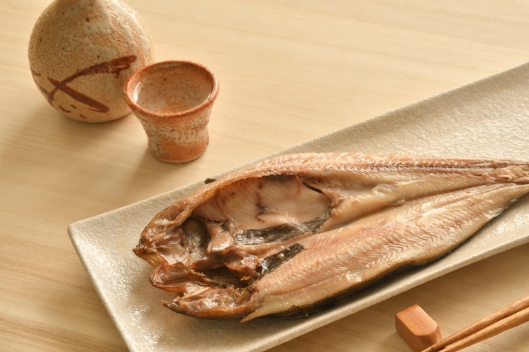 ほっけの干物の焼き魚と日本酒