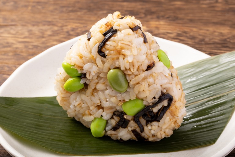 枝豆と塩昆布のおにぎり　(国産もち麦入り) 