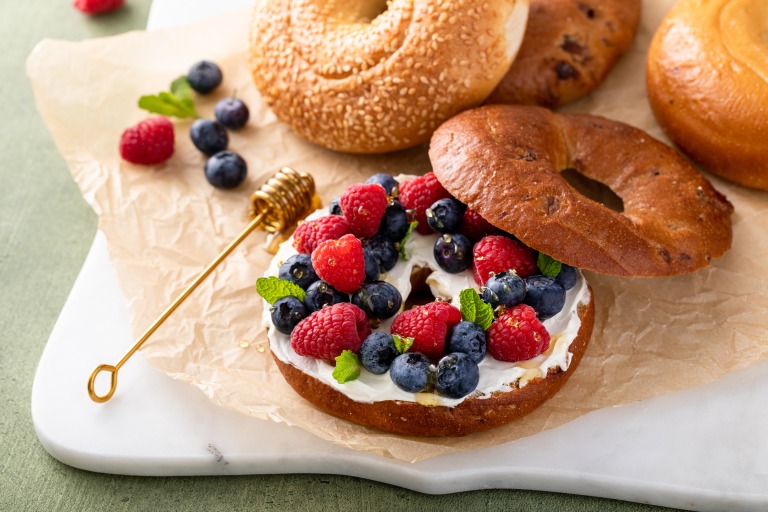 フルーツとクリームチーズと食べるベーグル