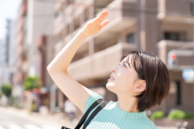 眩しそうな女性