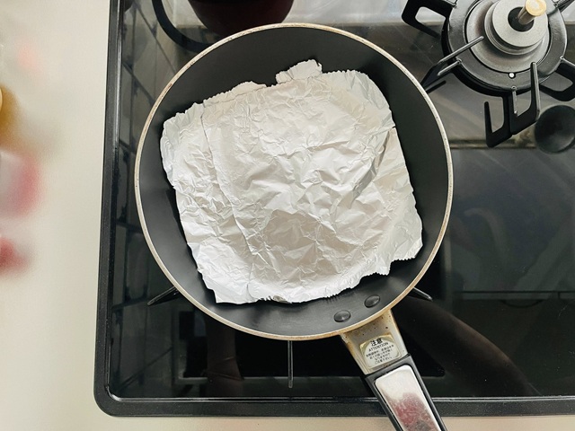 ダイソー くっつきにくいホイル フライパンに敷く