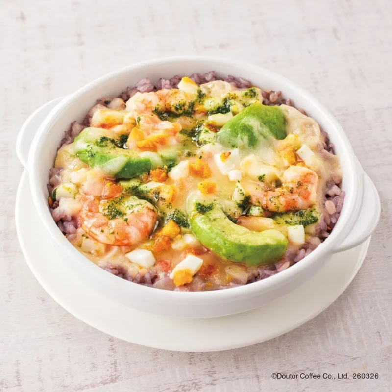 アボカドとエビがトッピングされた、紫米の上に盛られた料理の写真です。