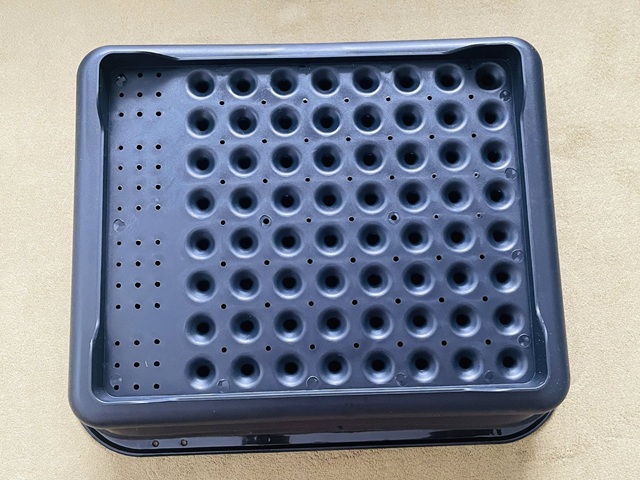 ダイソー　折りたためる水切りかご　水切り穴　裏面