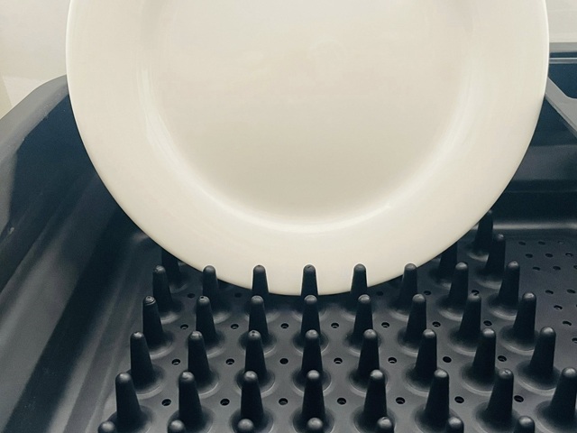 ダイソー　折りたためる水切りかご　お皿も立てておける