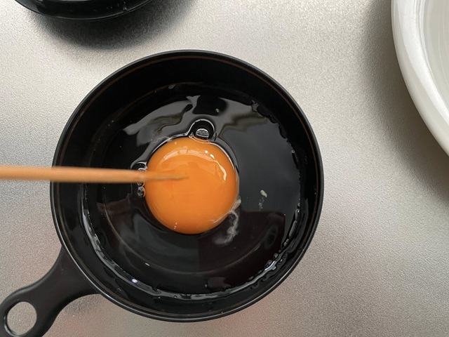 ダイソー　電子レンジ調理器 目玉焼き　黄身に穴をあける