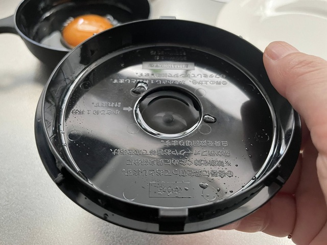 ダイソー　電子レンジ調理器 目玉焼き　水を注ぐ