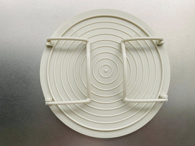 ダイソー　2段レンジトレイ　脚は畳める