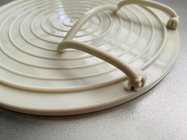 ダイソー　2段レンジトレイ　裏面にも凹凸