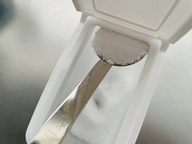 ダイソー　揉んでほぐせる調味料ストッカー　使い分けできる2wayキャップ　小さじならすりきりも