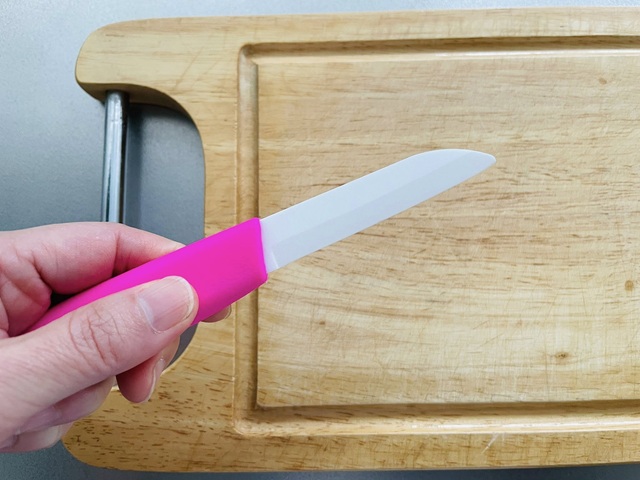 セリア　切れ味抜群！錆びない！軽い！セラミックペティナイフ　軽量