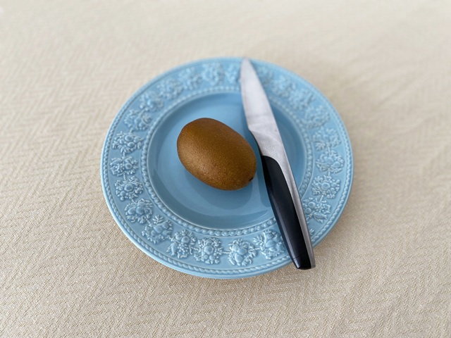 ペティナイフ　使用イメージ　青いお皿