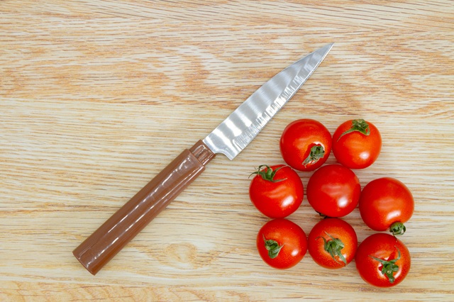 ペティナイフとミニトマト