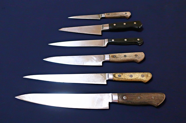 複数のペティナイフが並ぶ