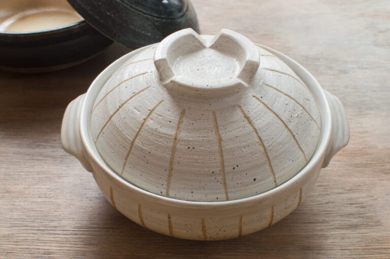 ラインの模様が入った土鍋