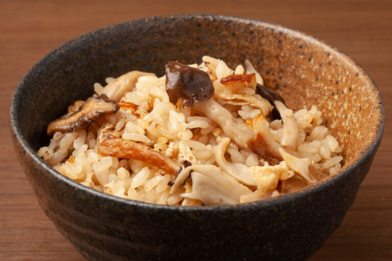 器に盛られた炊き込みご飯