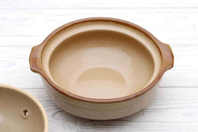 蓋の開いたベージュの土鍋