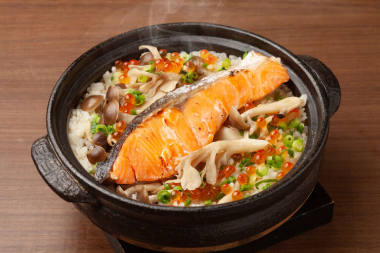 鮭が乗った炊き込みご飯