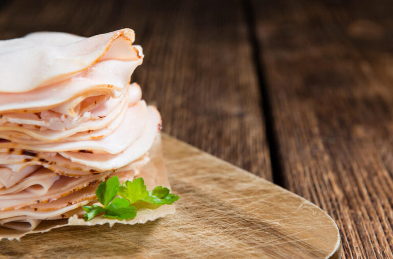 木製ボードの上に積み重なったハム