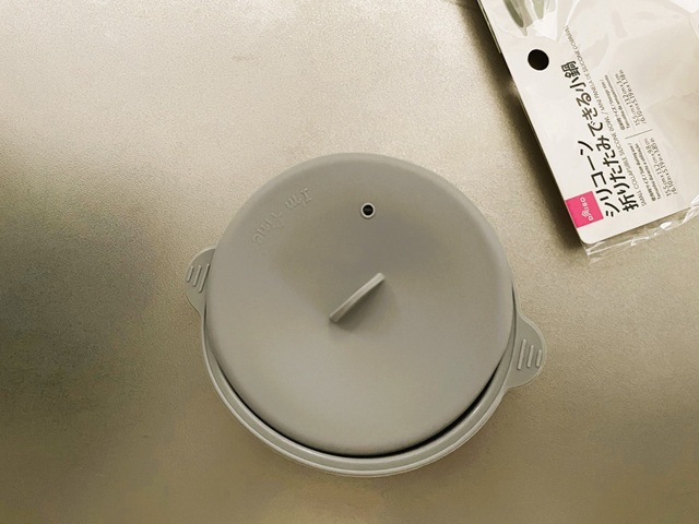 ダイソーの「シリコーン折りたたみできる小鍋」畳める