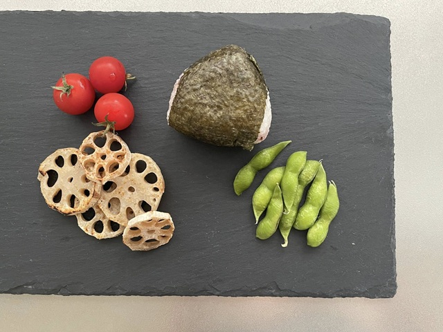 ダイソー　スレートプレート　食材の色を引き立てる黒