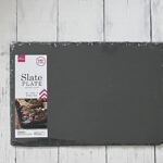 ダイソーのスレートプレートならいつもの料理も高見え！インテリアとしての使い方も♪