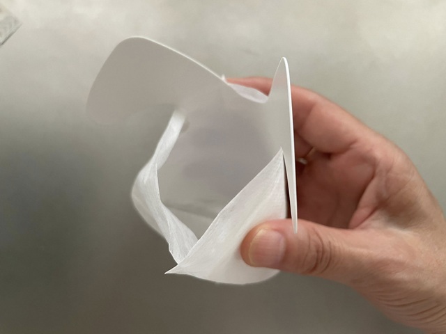 ダイソー　ティーパックホルダー　お茶パックにホルダーを入れたところ