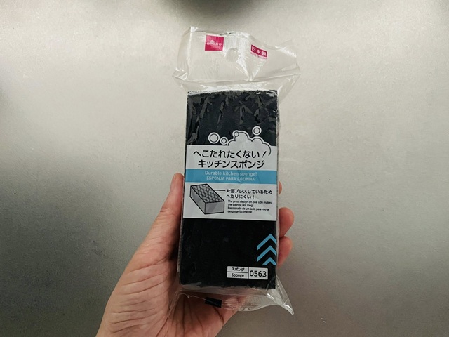 ダイソーのへこたれたくない！キッチンスポンジ