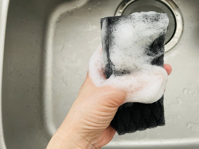 ダイソー　へこたれたくない！キッチンスポンジ　泡立ち