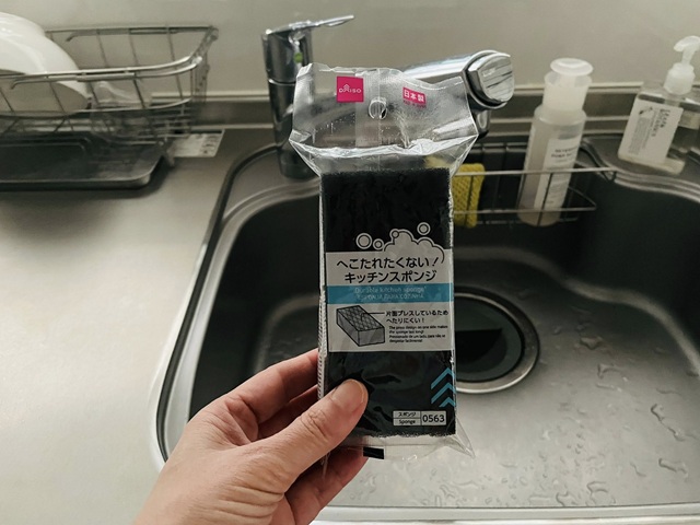 ダイソーのへこたれたくない！キッチンスポンジ