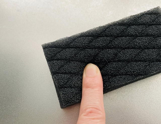 ダイソー　へこたれたくない！キッチンスポンジ　片面プレス