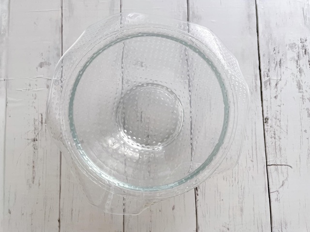 ダイソー シリコーン伸びラップ LL ガラス容器にかけた様子