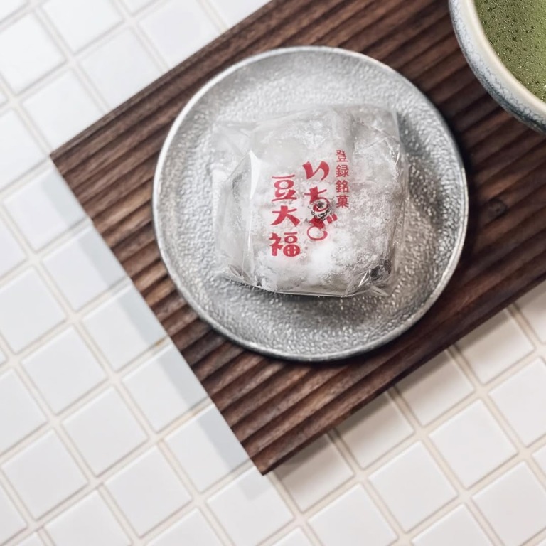 大角玉屋のいちご豆大福