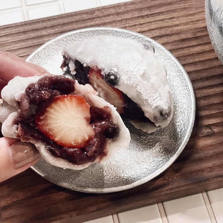 大角玉屋のいちご豆大福