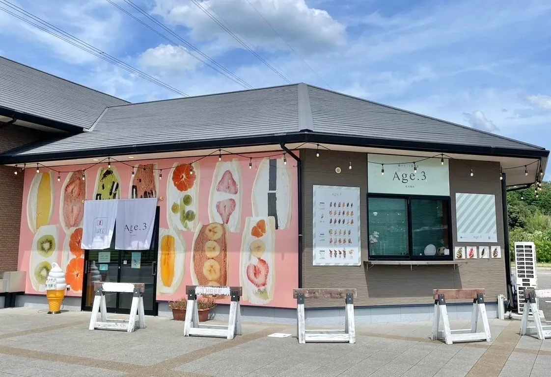 Age.3というお店の外観（フルーツサンドのイラスト）