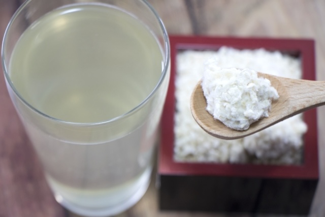 コップに入った麹水と枡に入った米麹