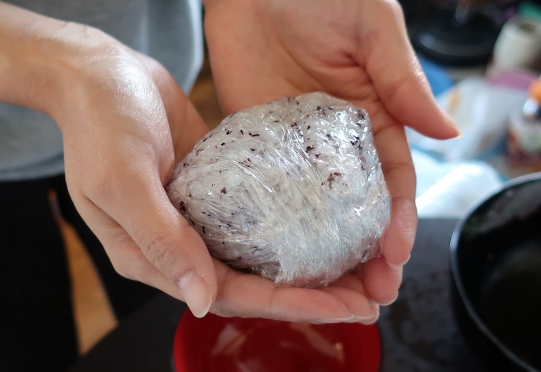 ラップで包んだ手作りおにぎり