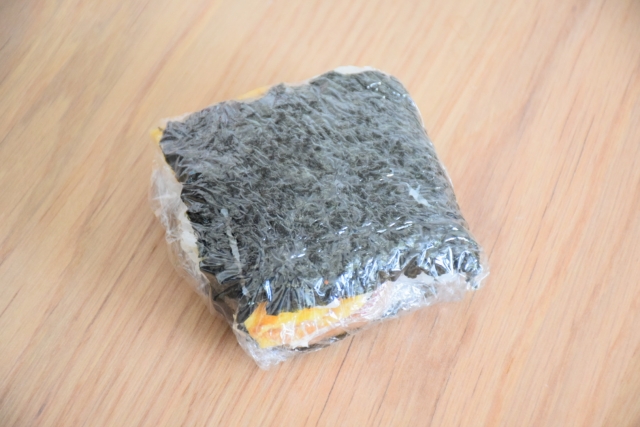 ラップで包んだ手作りおにぎり　おにぎらず