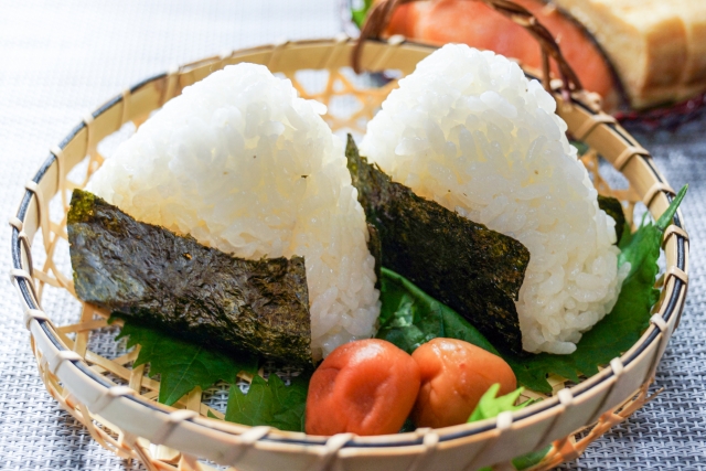 かごに乗ったおにぎり2つ