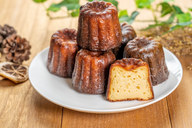 スイーツ　お皿に盛られたカヌレ　1つ断面カット