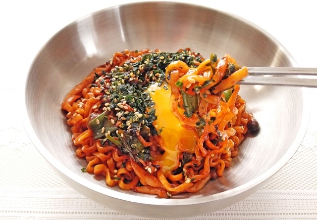 辛ラーメン汁なしアレンジ　黄卵トッピング