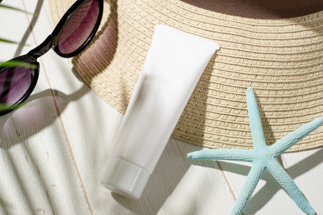 夏の美容 日焼け止めとサングラスと麦わら帽子