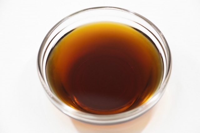 ガラス皿に出しためんつゆ