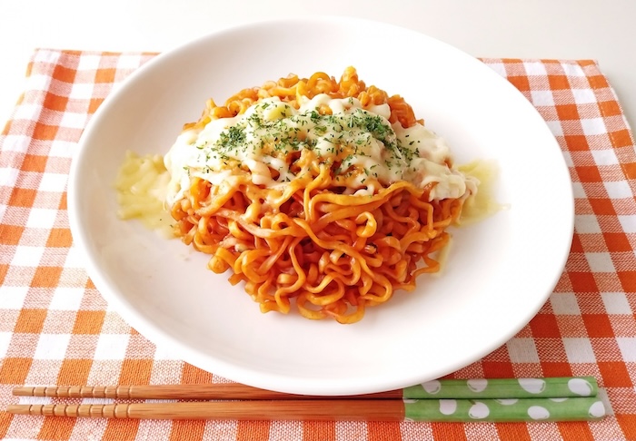 辛ラーメン汁なしアレンジ　チーズトッピングイメージ
