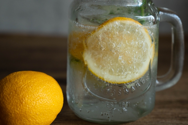 レモンを入れた炭酸水　フレーバー麹水イメージ