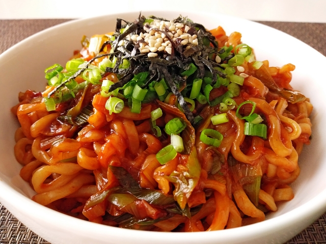 まぜそば風辛ラーメン　上にネギや海苔のチッピング