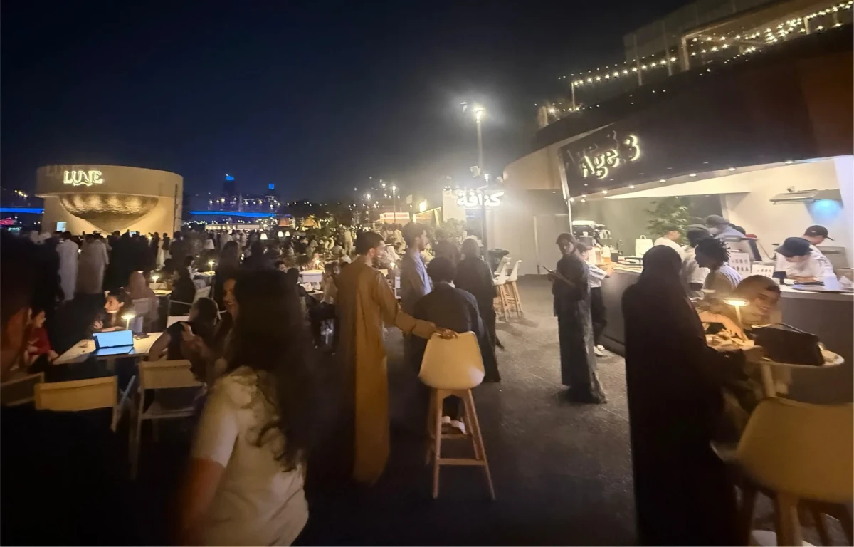 夜の屋外レストランで食事を楽しむ人々